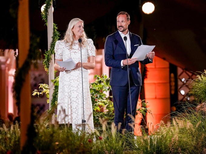 The Crown Prince and Crown Princess speaking together. Photo: Stian Lysberg Solum / NTB